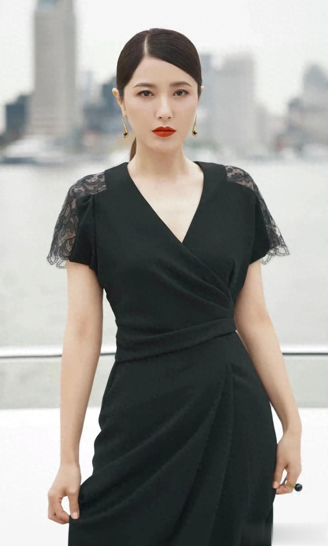 曾黎写真鉴赏｜深V黑裙配细钻，贵气感拉满