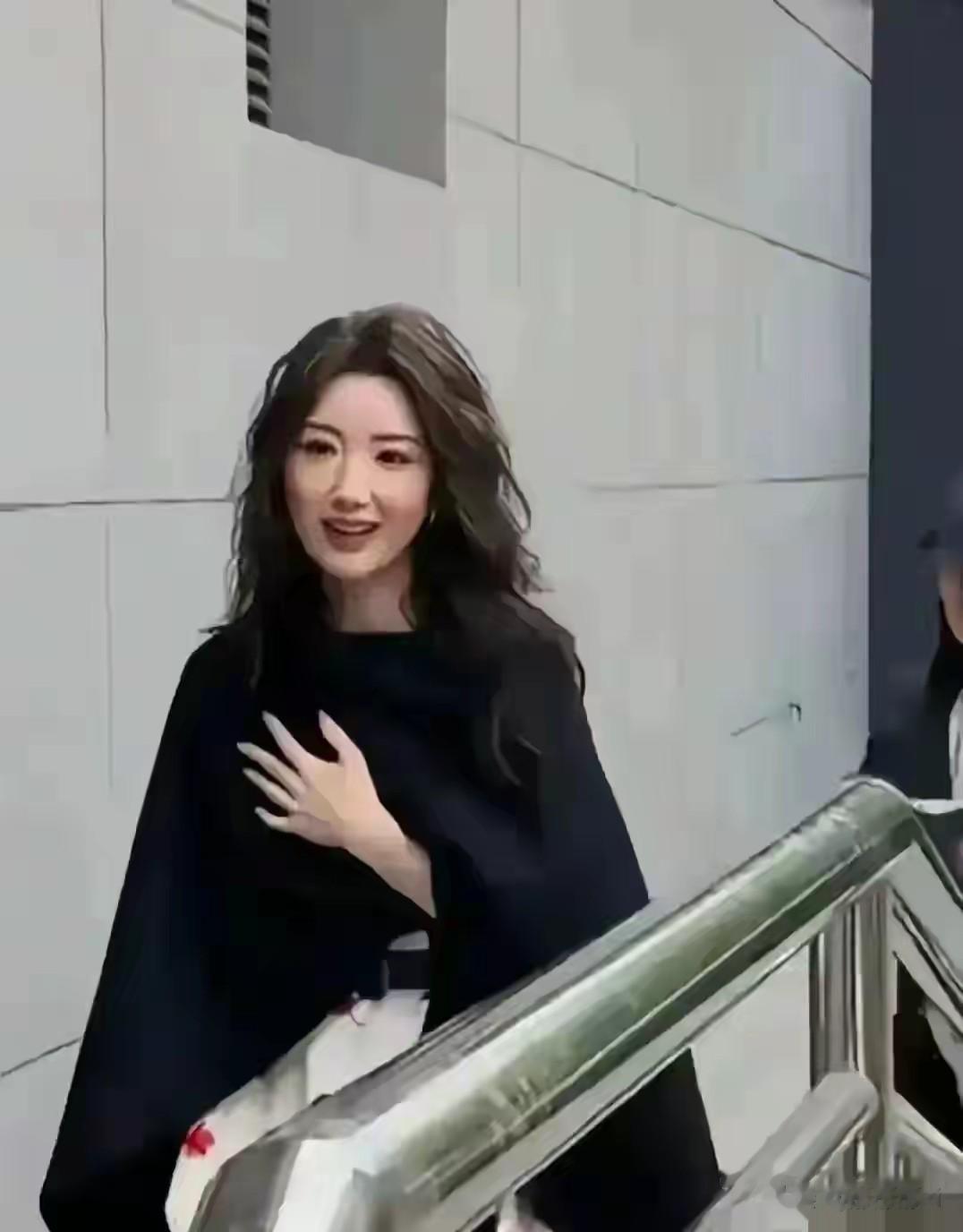 37岁毛晓彤医美后遗症，前脸肿胀，浓妆都遮不住！