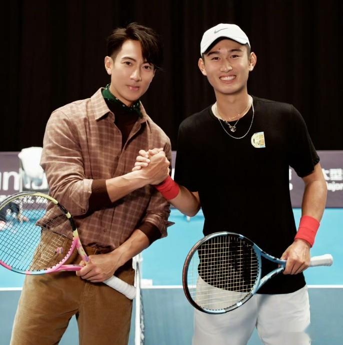 墨尔本偶遇吴尊打网球,黑到认不出,身材却好到不像快50岁的人