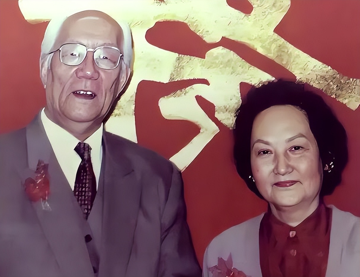 她带着三个儿子嫁大明星，恩爱40年不被继女待见 百年后露出真面目