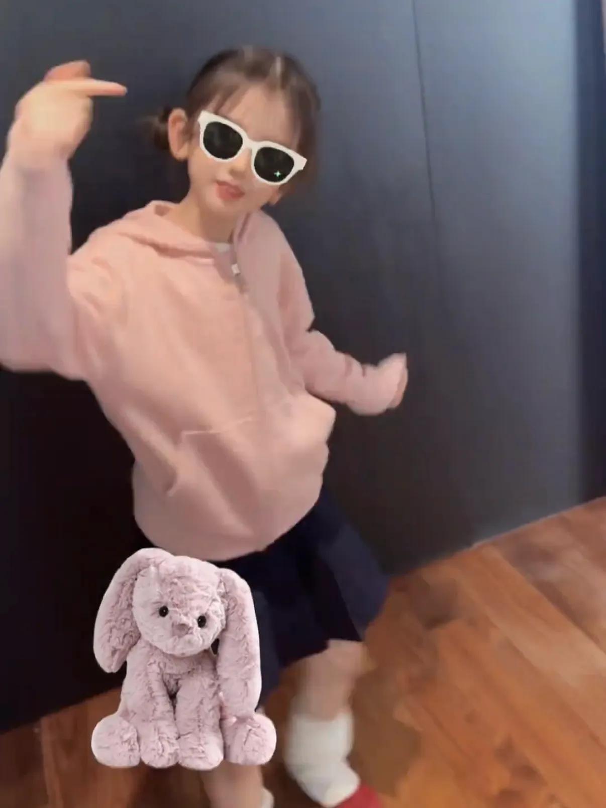 方媛晒大女儿跳女团舞,8岁郭咏希继承郭富城舞蹈天赋,有模有样