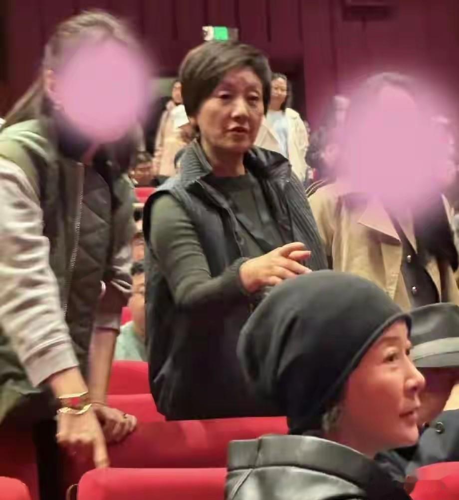 68岁邓婕素颜出镜，满脸皱纹朴素穿着，模样酷似普通农村老太