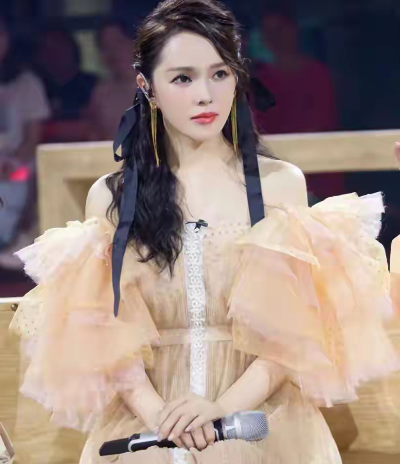 58岁伊能静不服老！穿学院风扮少女，牵手秦昊秀恩爱，衣服很紧绷