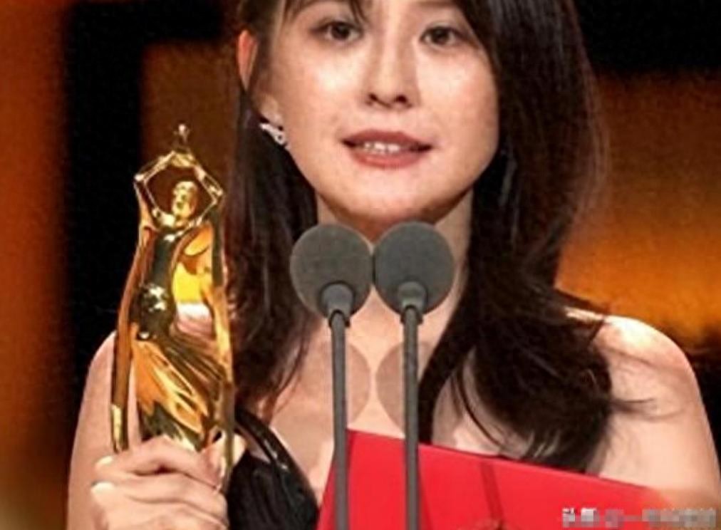 人前光鲜人后心酸!39岁未婚生子的热依扎,从不像表面那样