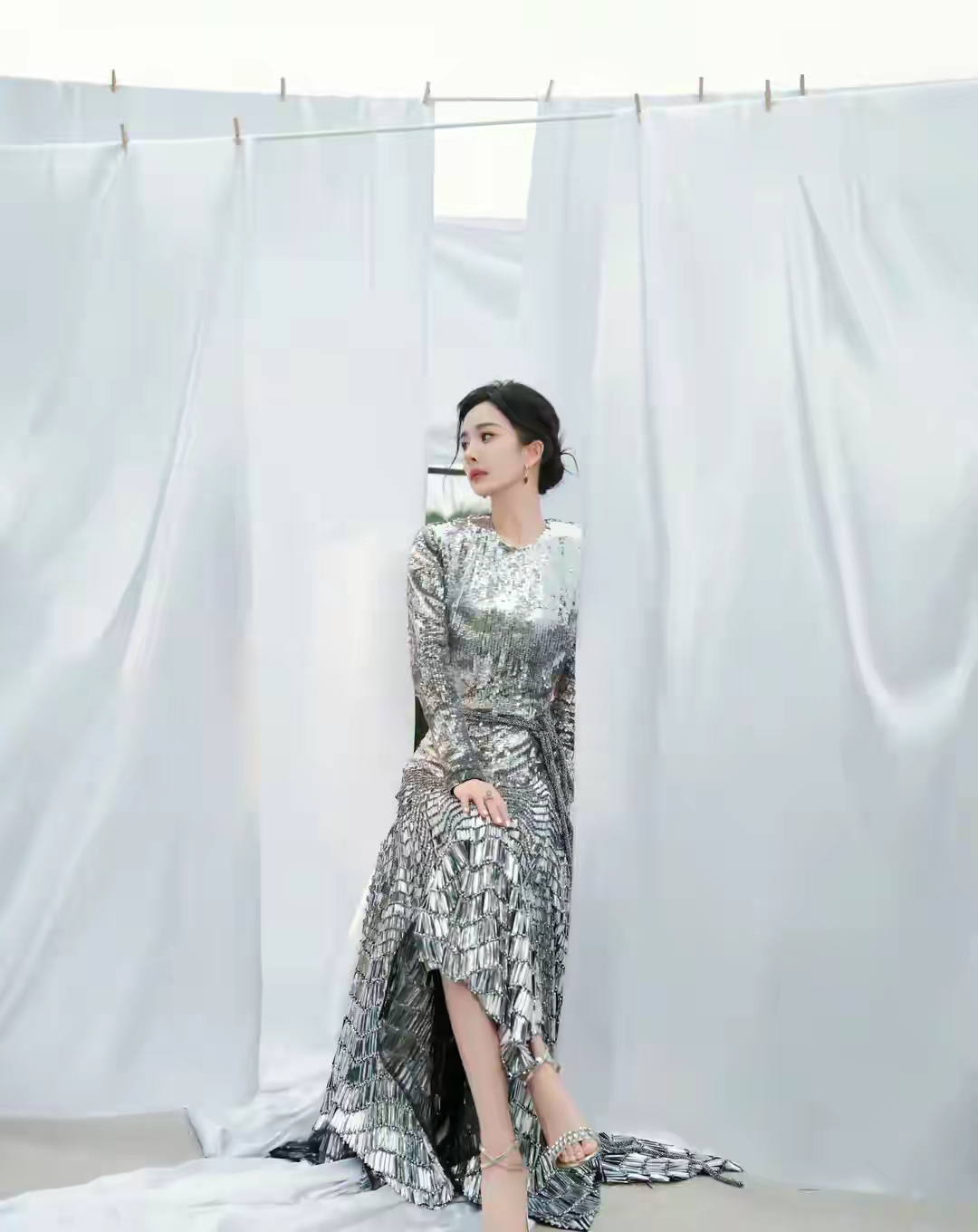 杨幂露背礼服，这腰线真是绝了