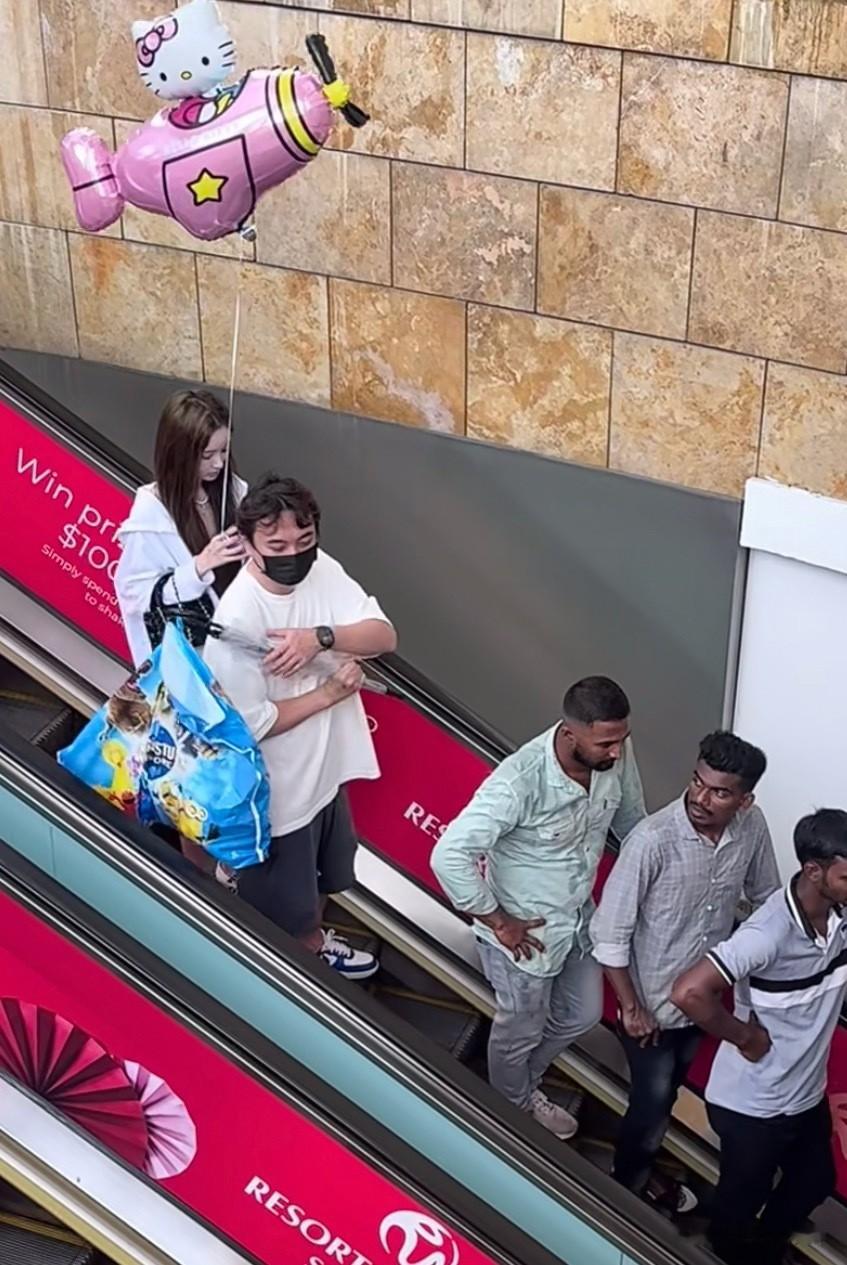 王思聪没有陪父亲过年,带着两美女在新加坡玩,一脸疲惫生无可恋