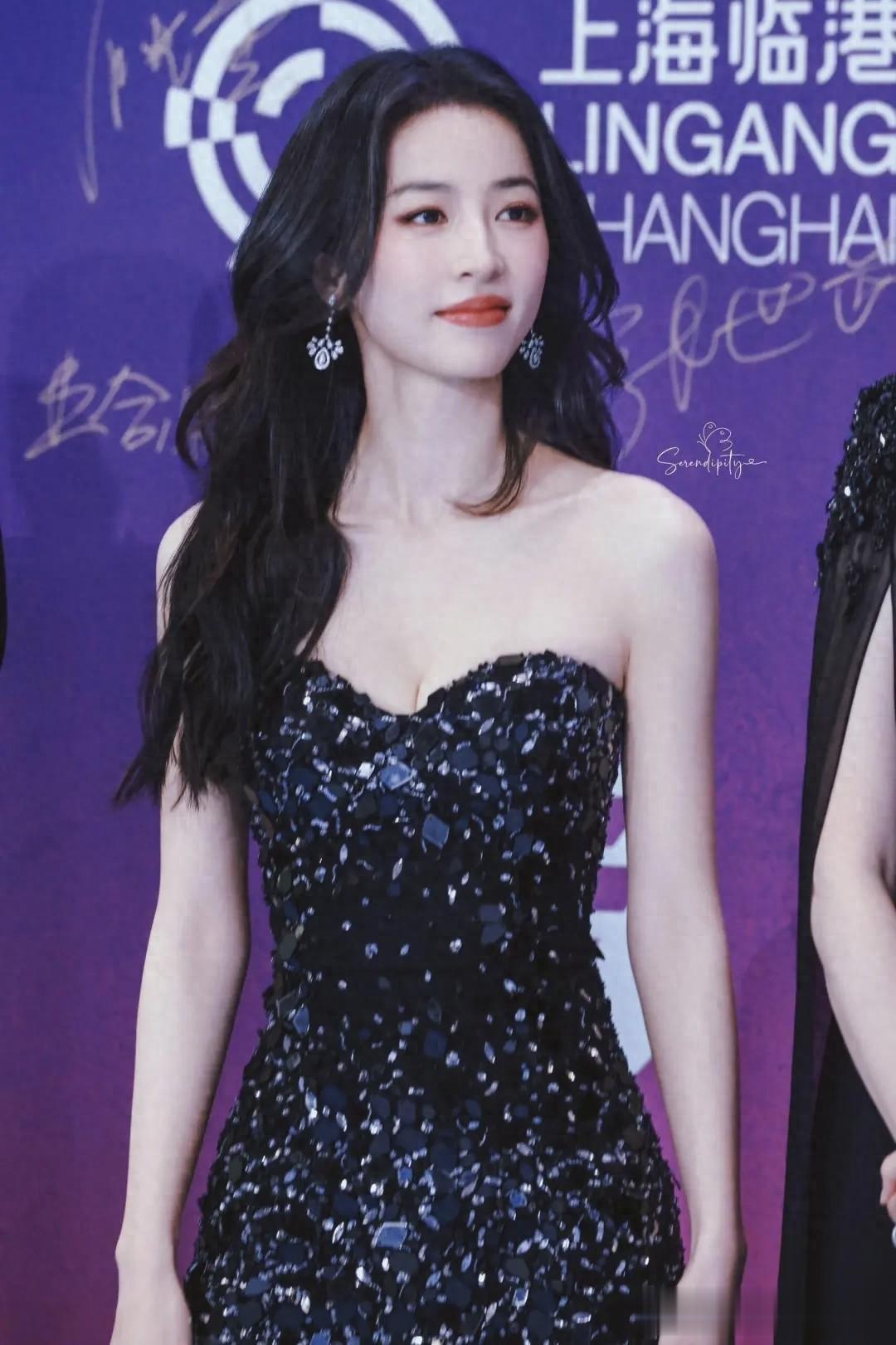 周雨彤抹胸亮钻黑裙太绝了!高贵优雅气质拉满!