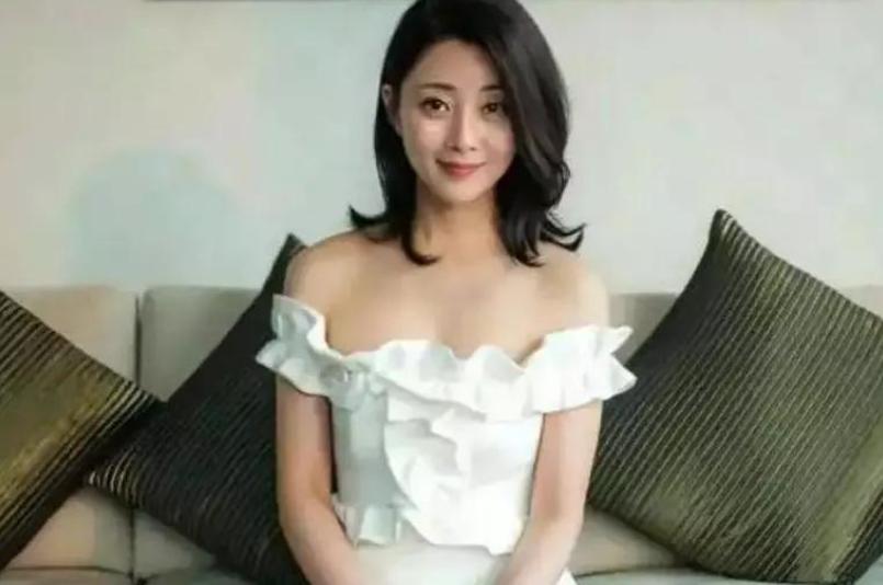 46岁殷桃现状：健身塑造“火辣”细腰，未婚未育生活幸福