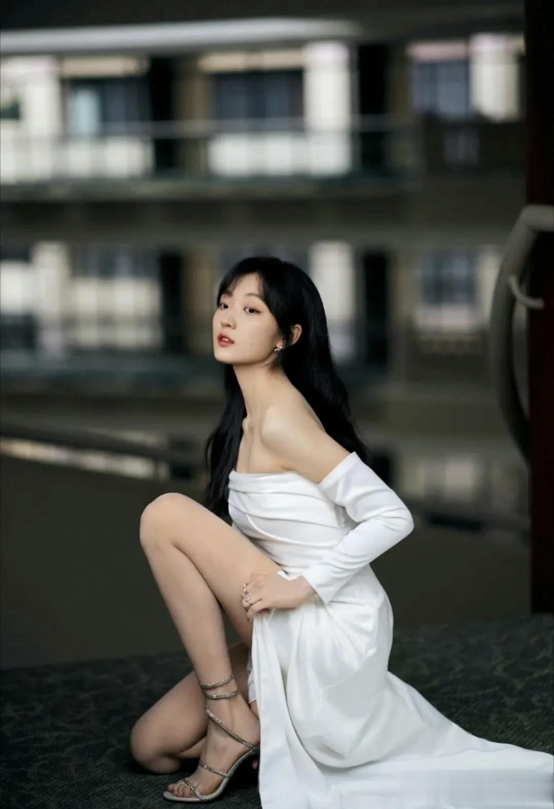 孙千白裙大长腿，青春无敌了。