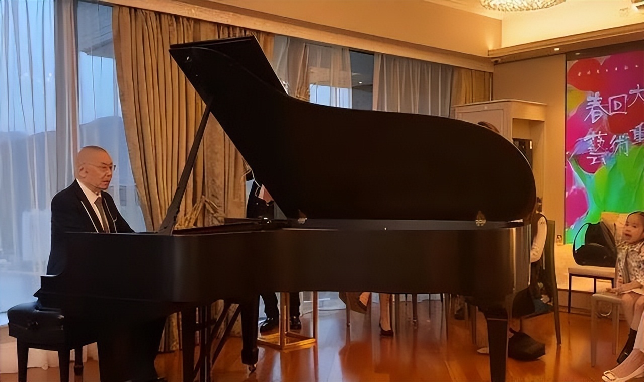 三婚娶小37岁徒弟，81岁生女，84岁生儿，如今住美国豪宅好不惬意