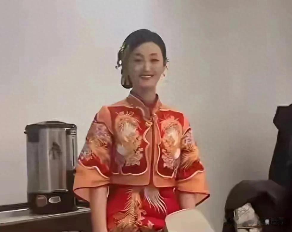 陈亚男订婚！未婚夫“底裤”被扒，正脸照曝光，年龄大长的矮