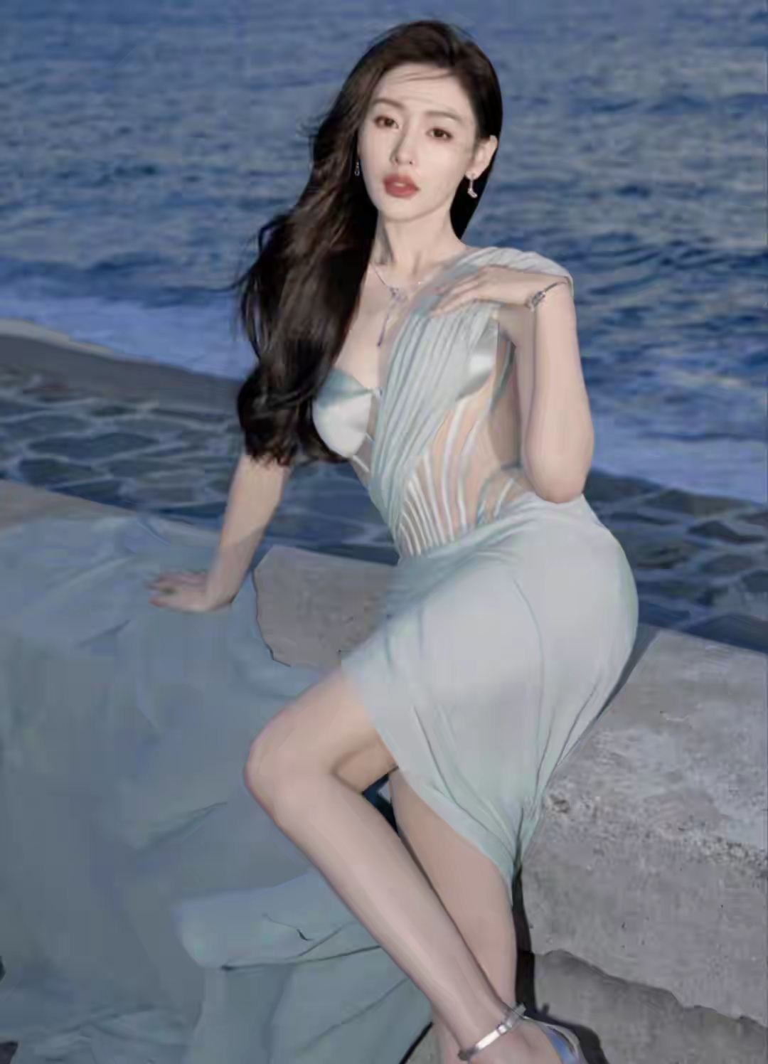 张天爱,大海、蓝天,蓝裙高跟鞋优雅美人,美到失神!