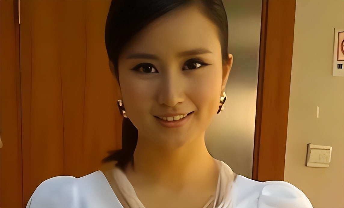 她曾是上海著名主持，和富商离婚后沦落当网红，38岁独自带娃生活