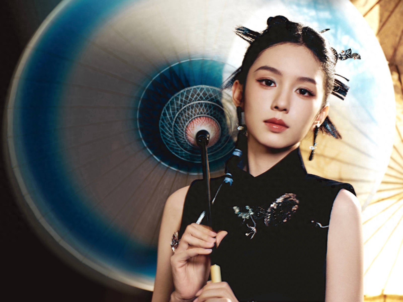 周也穿新中式旗袍 尽显东方韵味