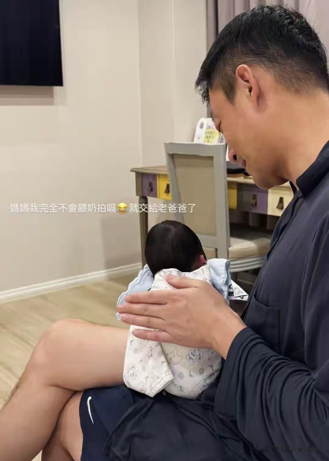 汪小菲三胎当爸后首直播，熬夜带娃有黑眼圈，透露宝贝小名