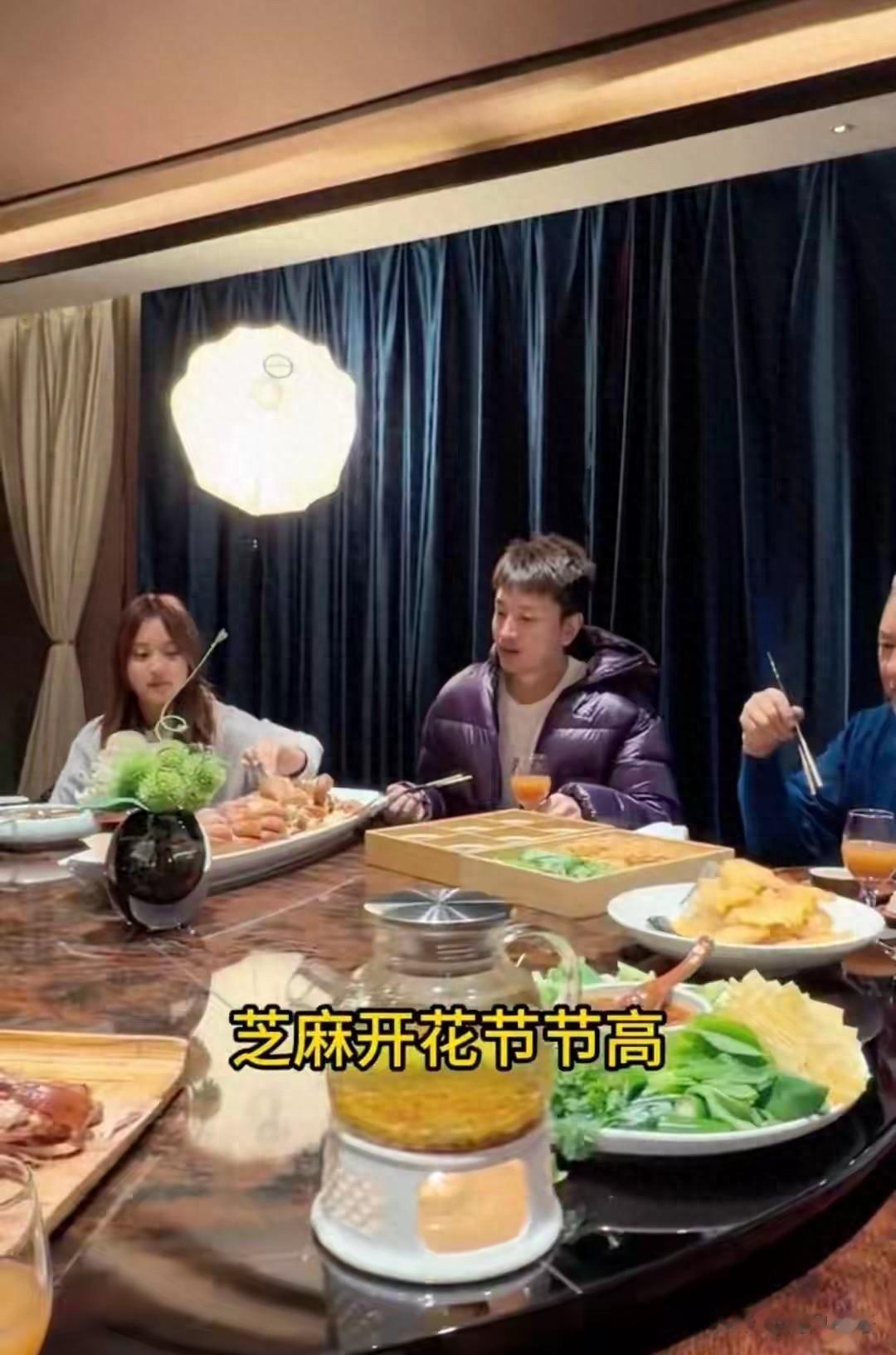 贾乃亮一家过年吃全鱼宴，甜馨乖巧懂事，爷爷奶奶看着超年轻