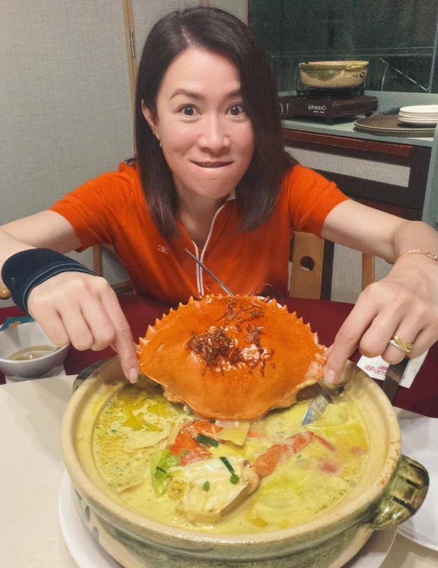 51岁佘诗曼现身新加坡,生图下脸凸有褶子,穿红衣遭吐槽像服务员