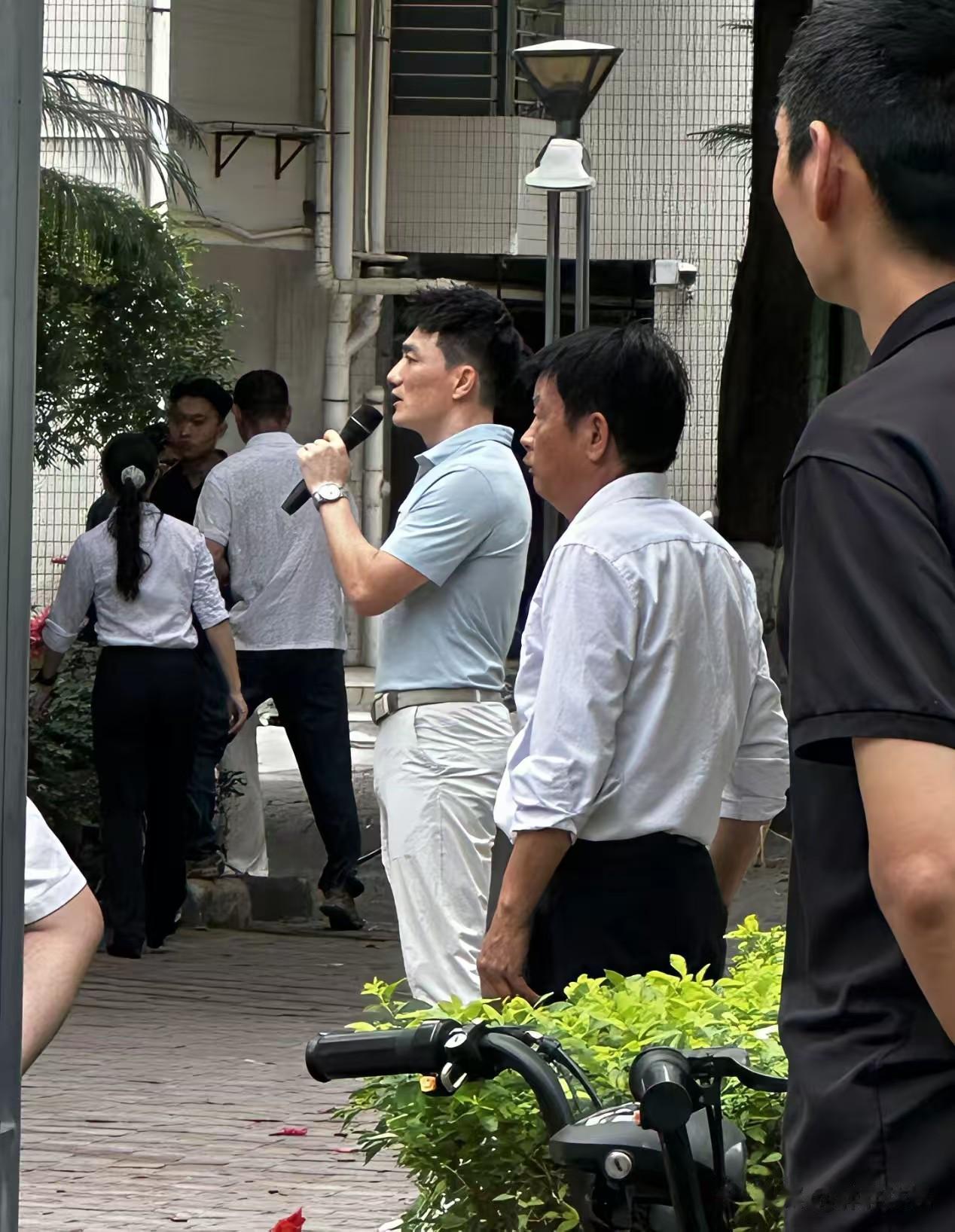 张馨予赢麻了！何捷广州大学露腹肌，这才是聪明女人的终极底牌！