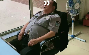 物业保安是为业主服务的，可有些保安完全认不清自己的位置，对业主耀武扬威！