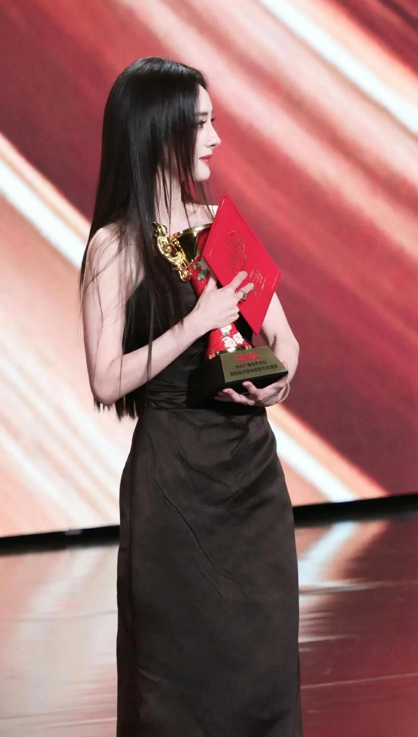 杨幂出席电视剧年度盛典，穿黑色抹胸礼服裙 长发及腰教科书般优雅