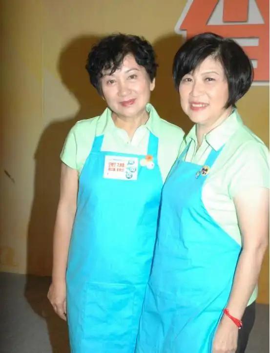 她嫁圈外丈夫，婚后生4个子女，都是香港大学毕业的
