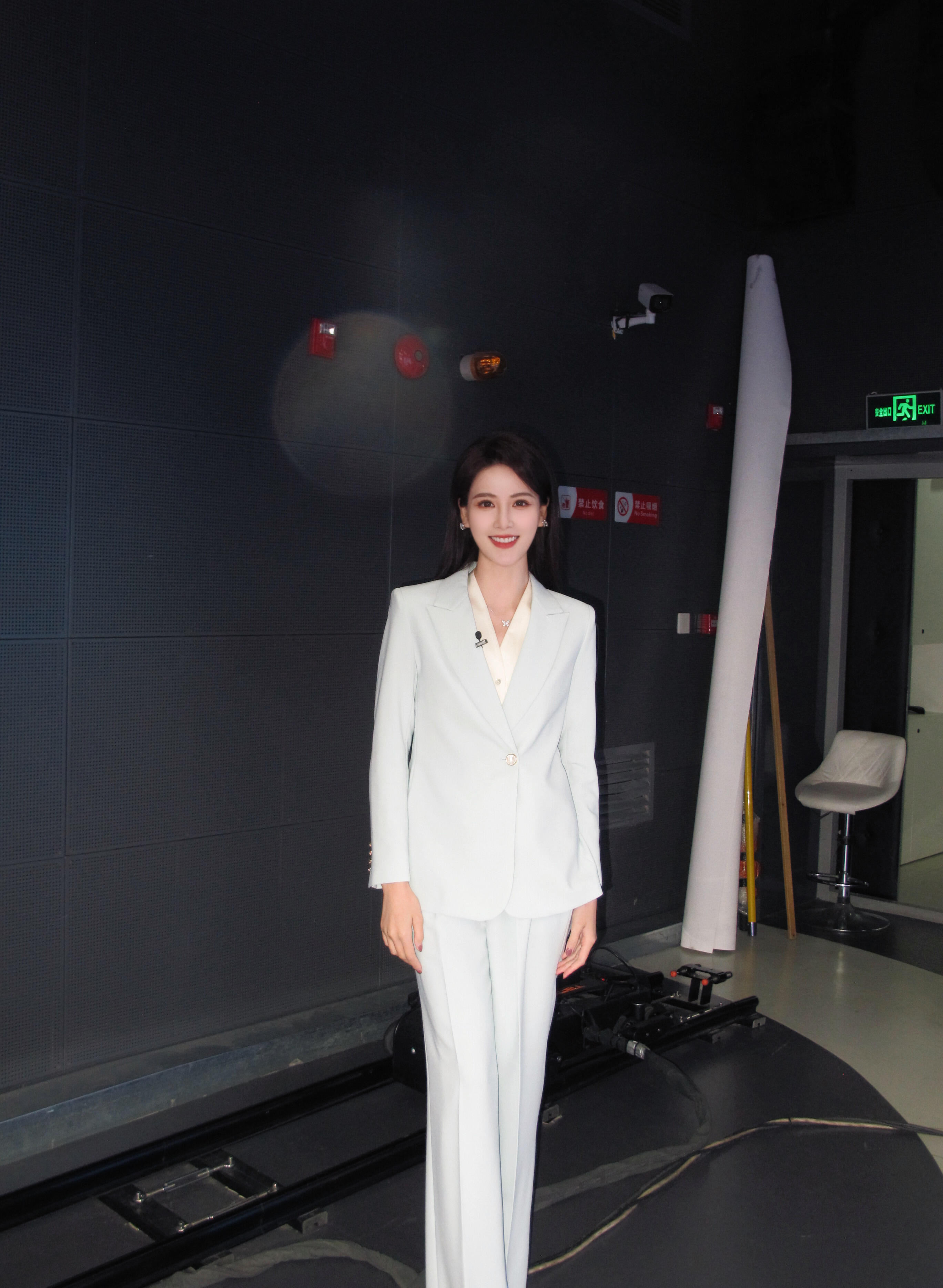 主持人李丹儿今日上班美照，这气质真绝了