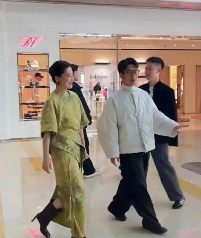 梅婷出席活动，本人没有网上说的那么年轻，生图看着疲劳感挺重的 ???