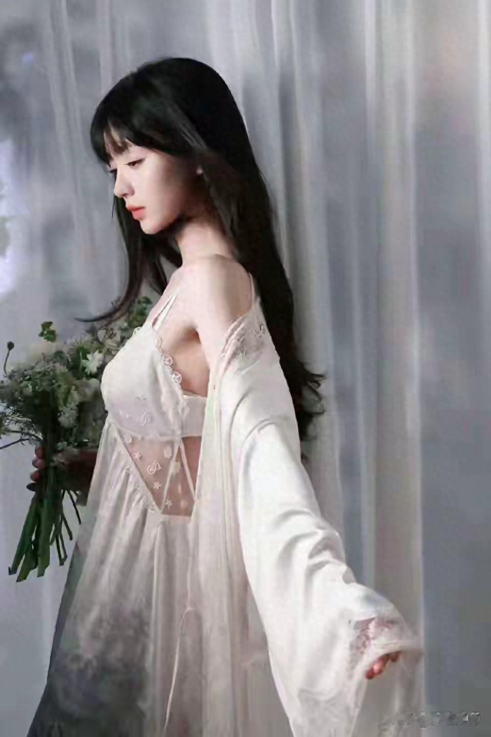 田曦薇：美到出圈，也争议缠身，95花里最有话题的甜妹。