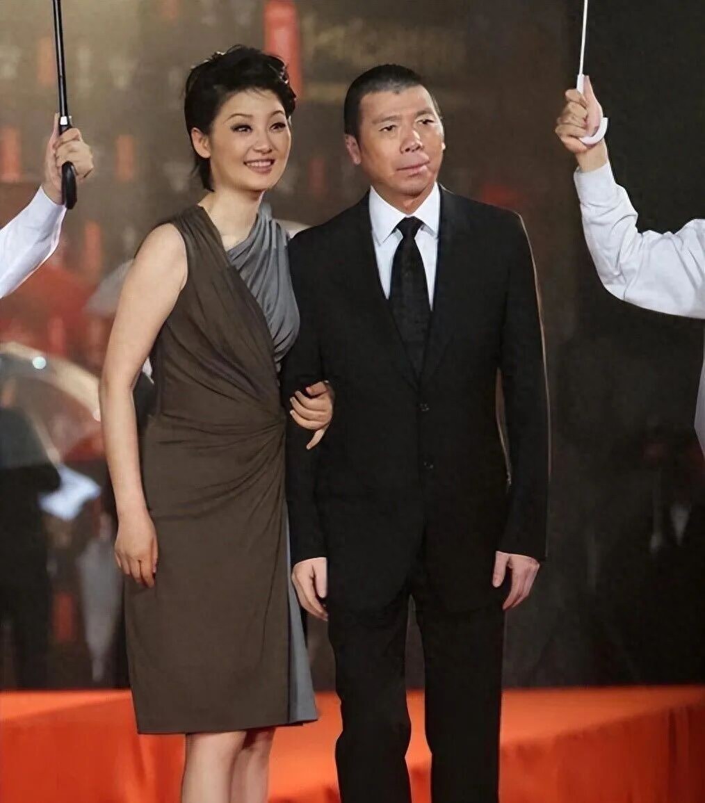 冯小刚养女越长越像他，徐帆拼命维持的体面，快撑不住了