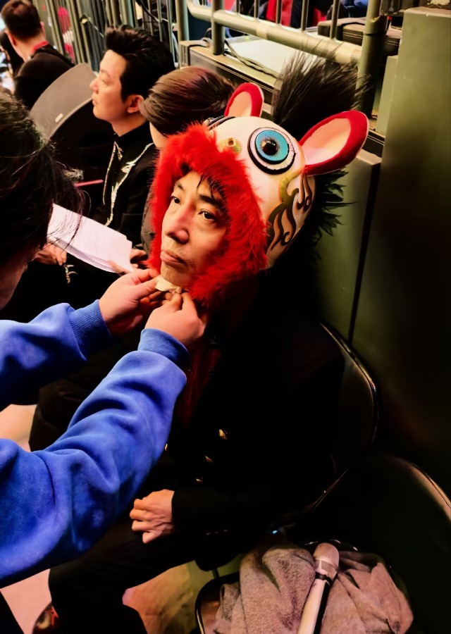 撒贝宁50大寿，挚友小尼搞怪庆生，6岁龙凤胎儿女颜值超出众