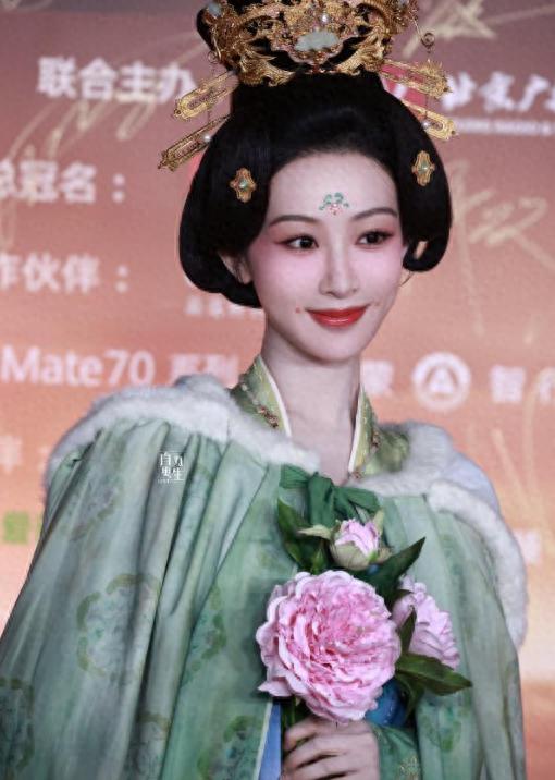 没想到，叱咤娱乐圈的33岁顶流杨紫，如今竟遭遇了“后院起火”