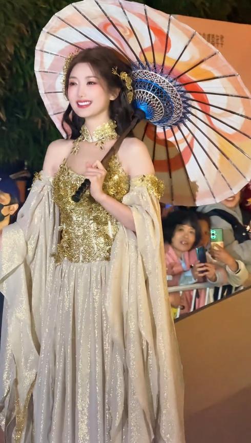 毛晓彤造型热搜第一！生图五官端庄、唇红齿白，才懂啥叫国泰民安