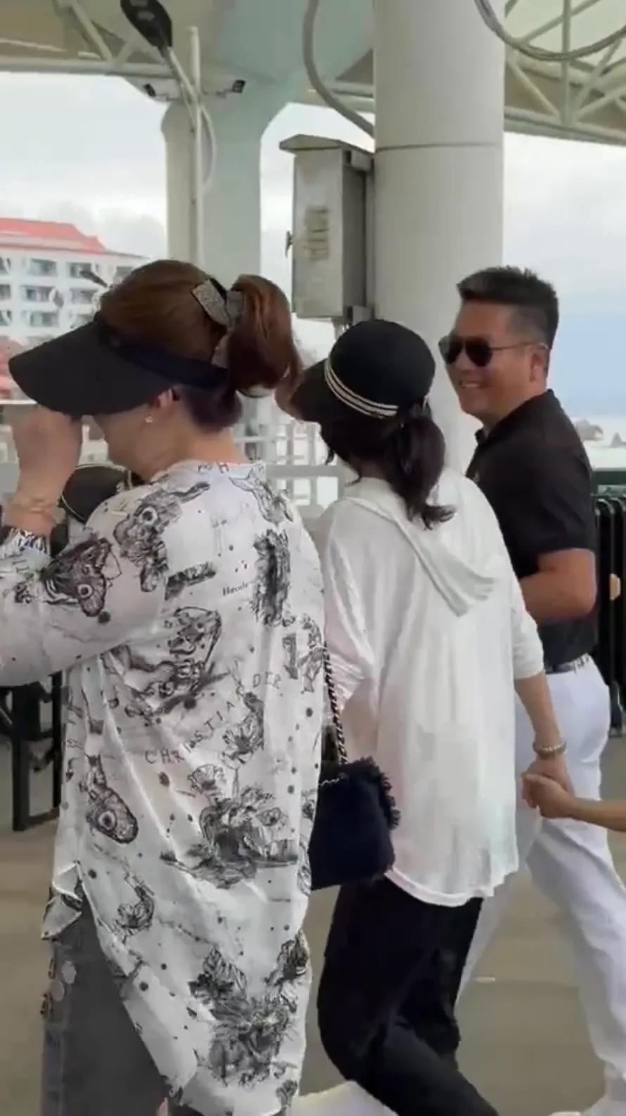 章子怡一家在海南三亚过年，醒醒长高了，哥哥章子男的儿子很帅气
