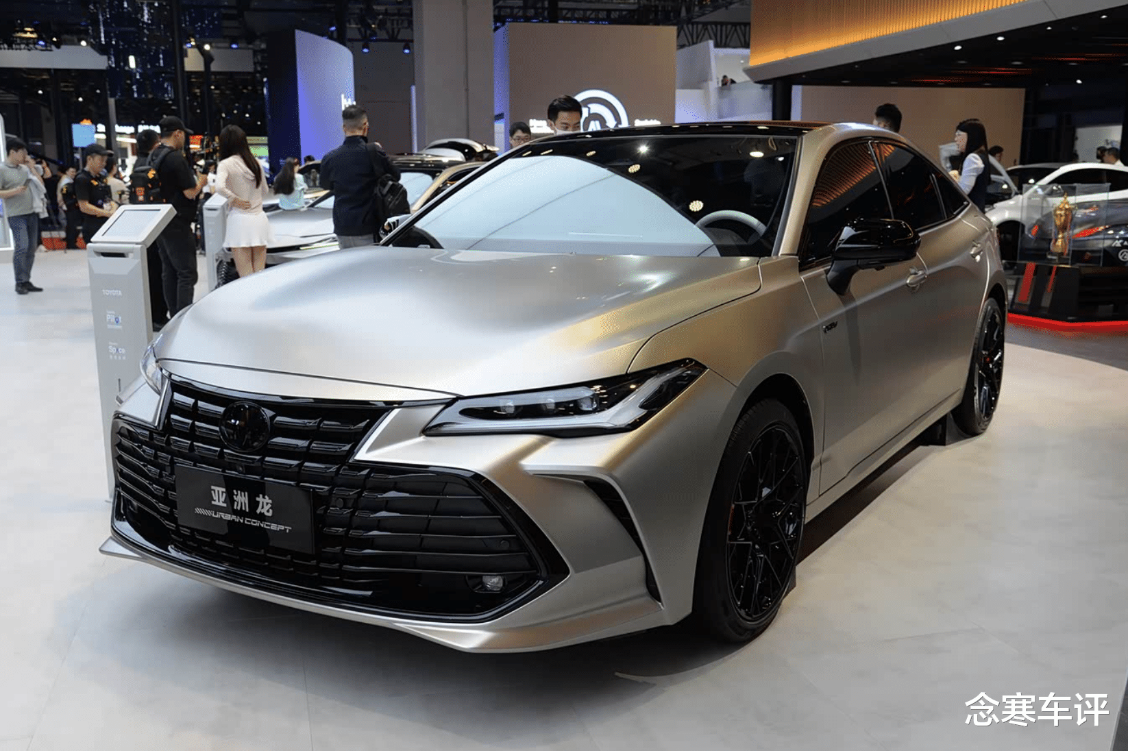 谁说丰田动力弱？2.0L双擎版亚洲龙起步轻快，市区油耗才4.5L