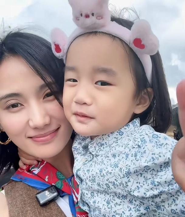 李亚鹏前妻开播，4万人在线，集体劝“复婚生儿子”，回应很清醒