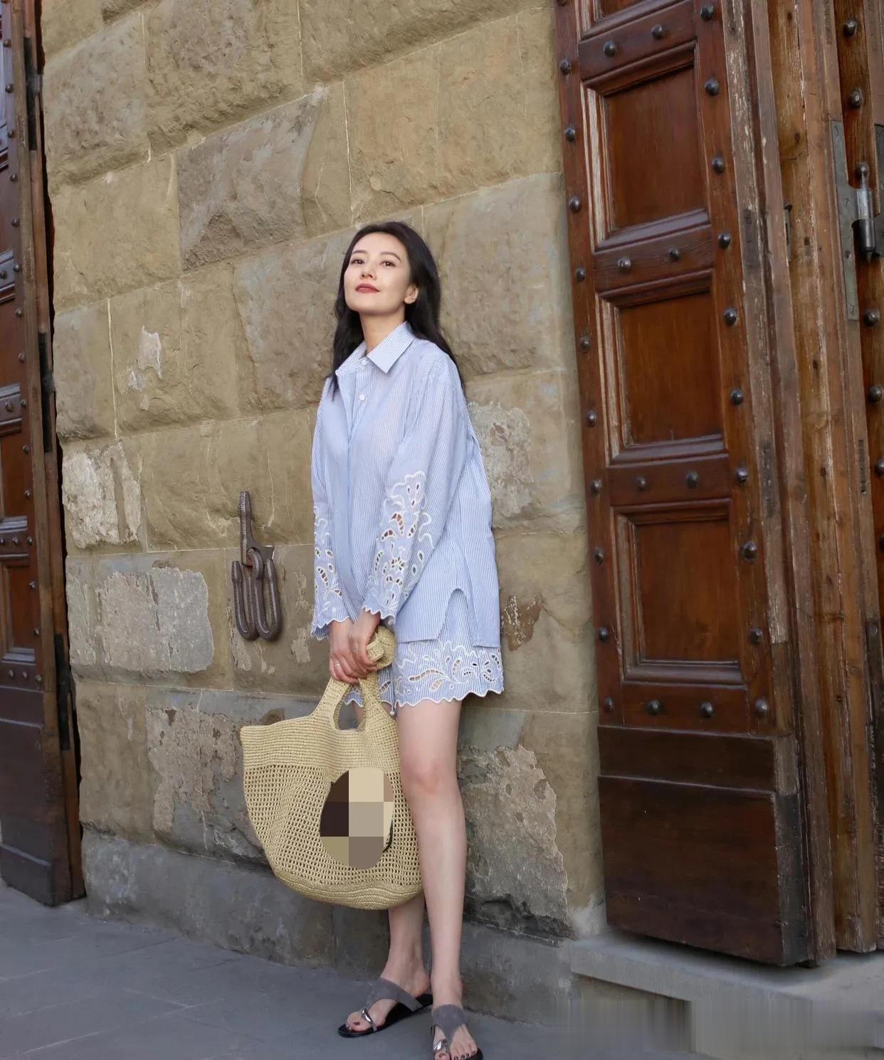 高圆圆的中年穿搭真时髦!条纹衬衫+蕾丝边短裤,清爽减龄又高级