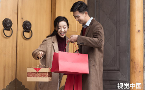 未婚妻挪用公款养实习生，还带他来家宴，3天后她背债百万！