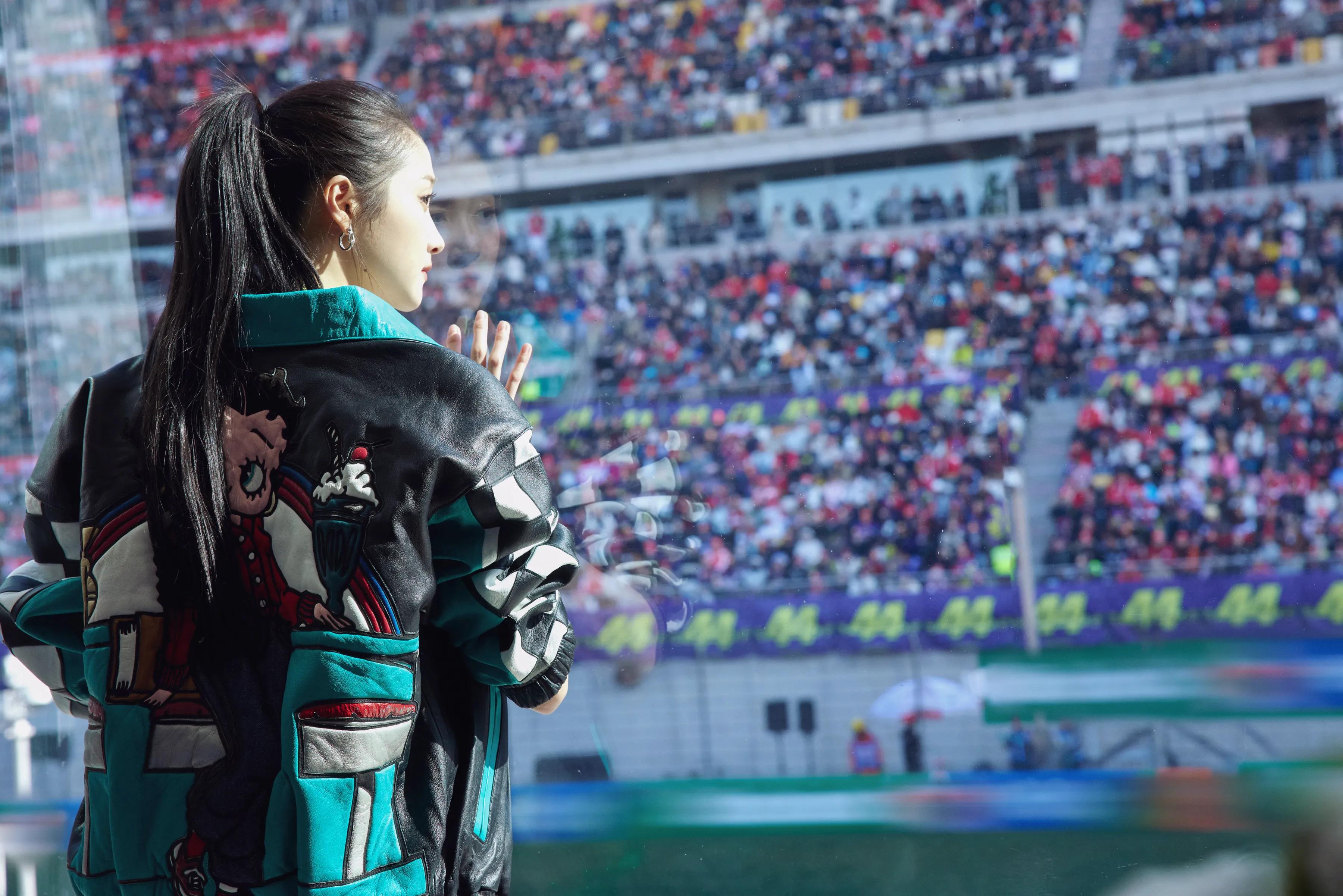 关晓彤，在引擎轰鸣中感受速度与激情，体验肾上腺素飙升的快乐！