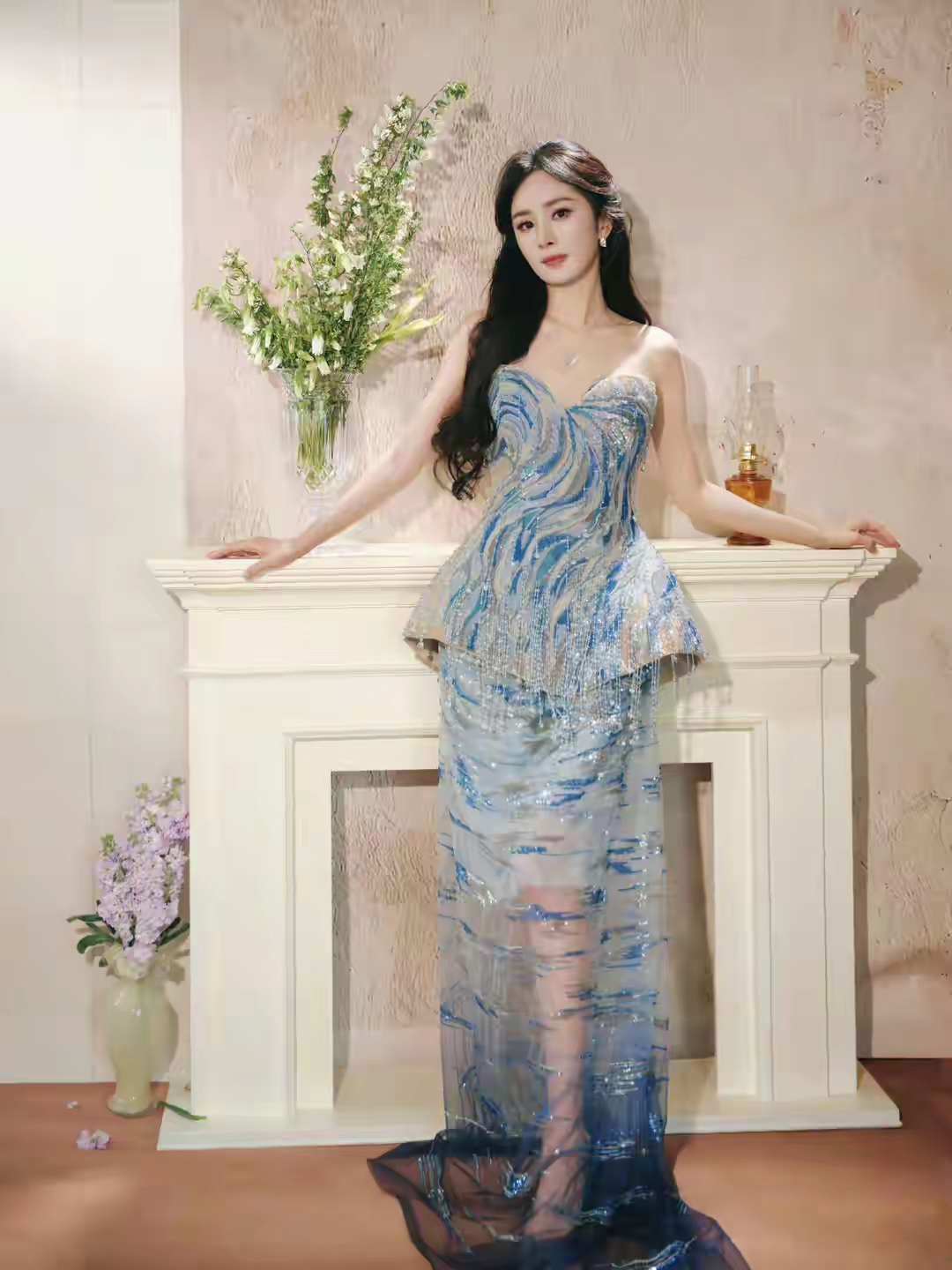 杨幂闪亮抹胸连衣裙