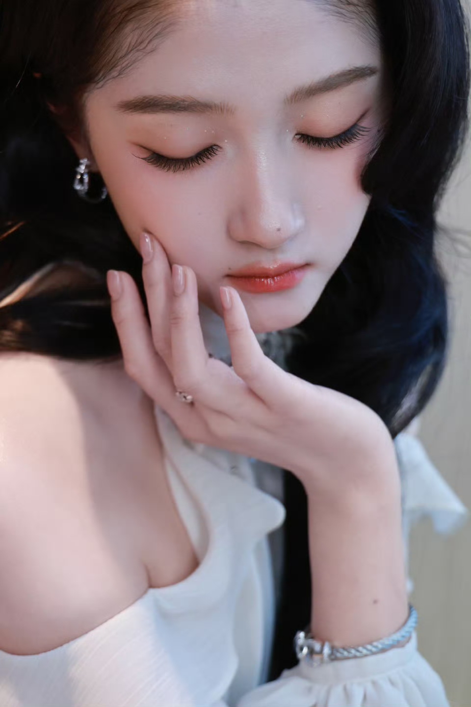 关晓彤脚踩白色高跟，纯欲又迷人