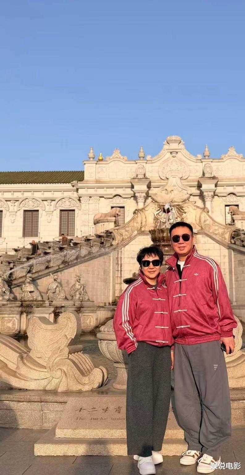 杨紫父母撞衫好友李现，引发CP粉狂热解读，彻底“破防”了