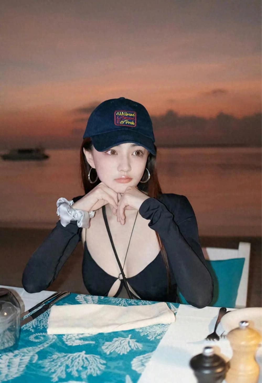 徐璐 ｜马尔代夫夜色海边照，身材火辣