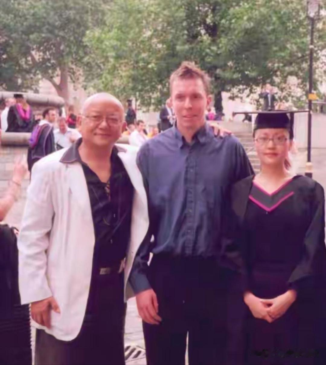 79岁王刚与59岁老婆退休生活状态好、常飞美国看女儿 儿子刚满18岁