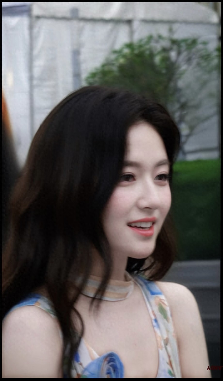 李兰迪秀场被偶遇，穿碎花长裙妆容清透淡雅，整个人白得发光呀！