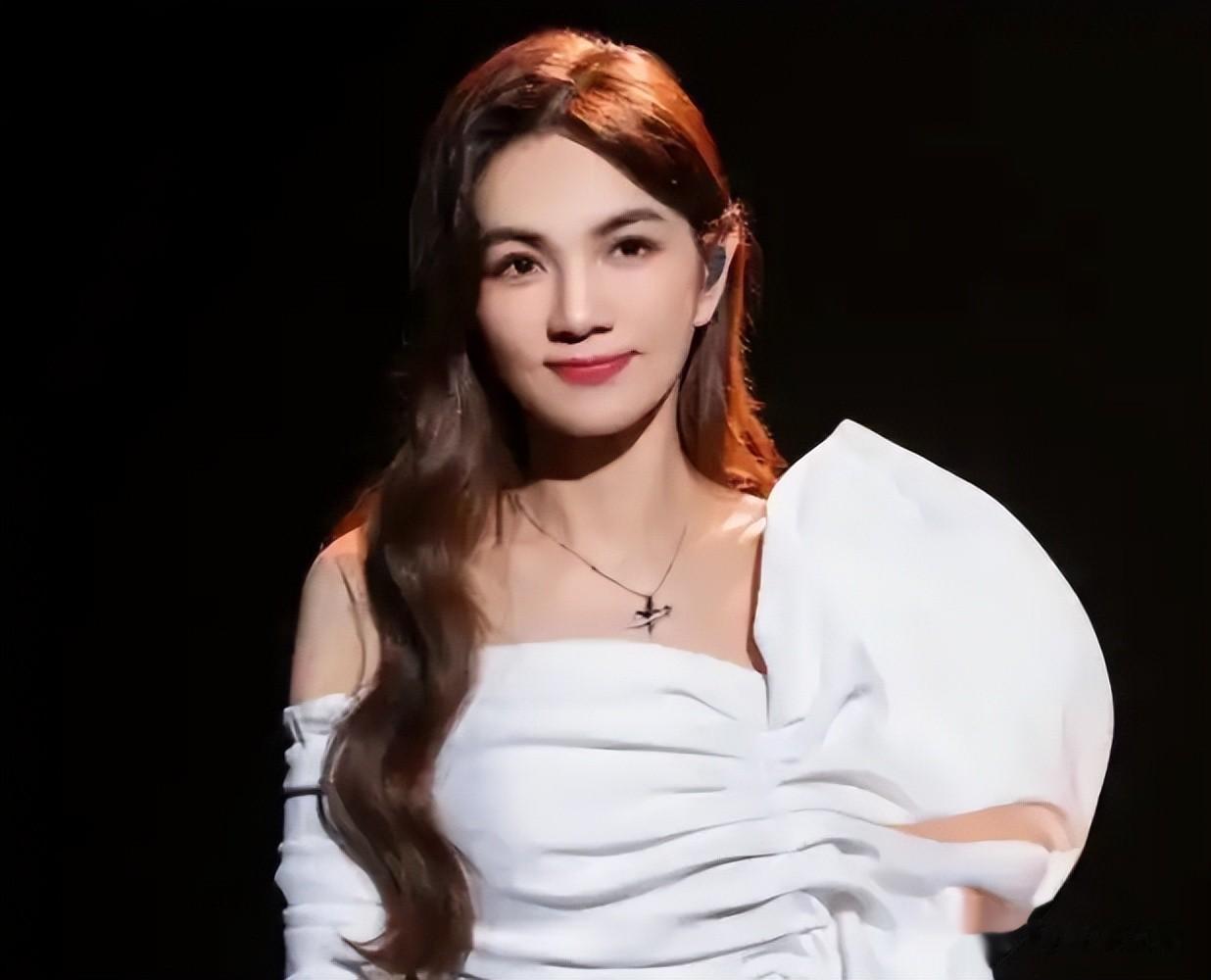 44岁Ella开演唱会,裤子短到快走光,往下拽裤腰露小腹动作很迷惑