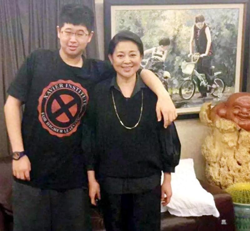 倪萍带27岁儿子虎子公开亮相，身高197cm带着眼镜，身形微胖憨厚
