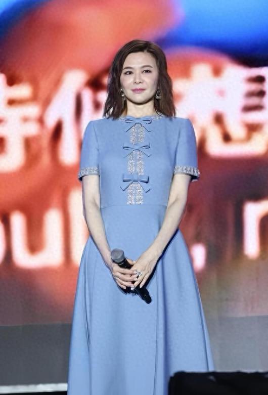 63岁关之琳换了泡面头减龄20岁！穿蓝色连衣裙，完全没有大妈味！
