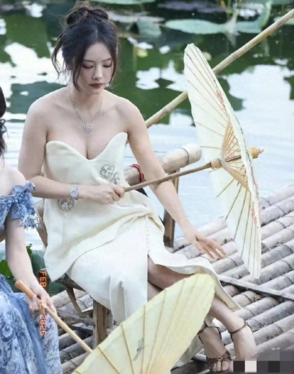 蔡文静的白裙+油纸伞，普通人也能抄作业？