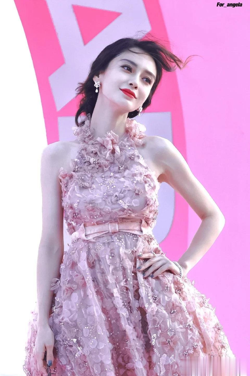杨颖咖位又降级了？新活动与韩安冉同框合影，生图再美也难掩尴尬