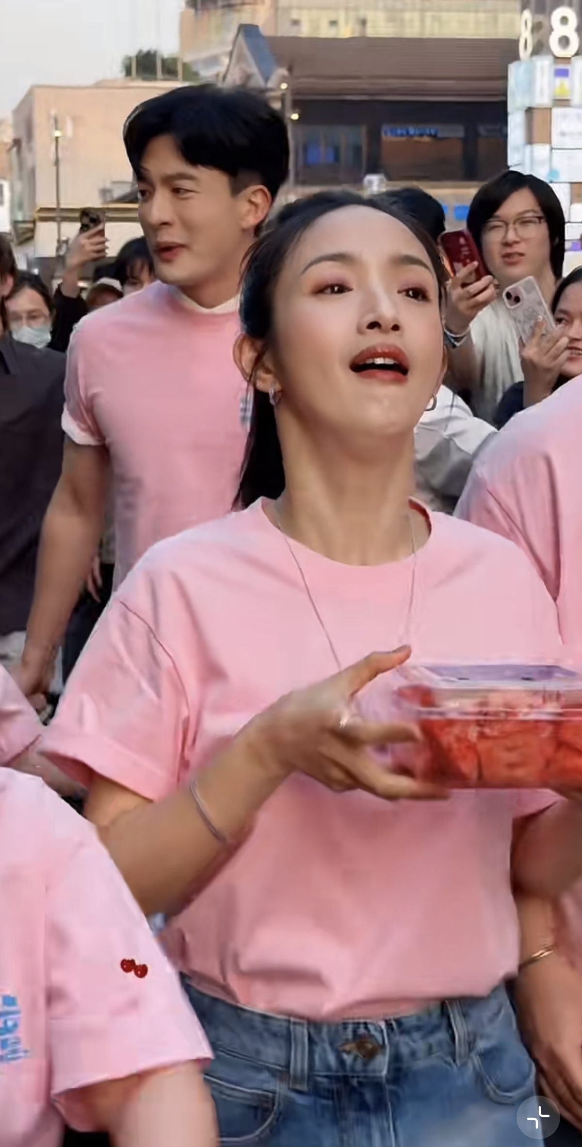 林依晨西湖边发西瓜，本人好美眼睛好亮，皮肤很自然没有科技感！